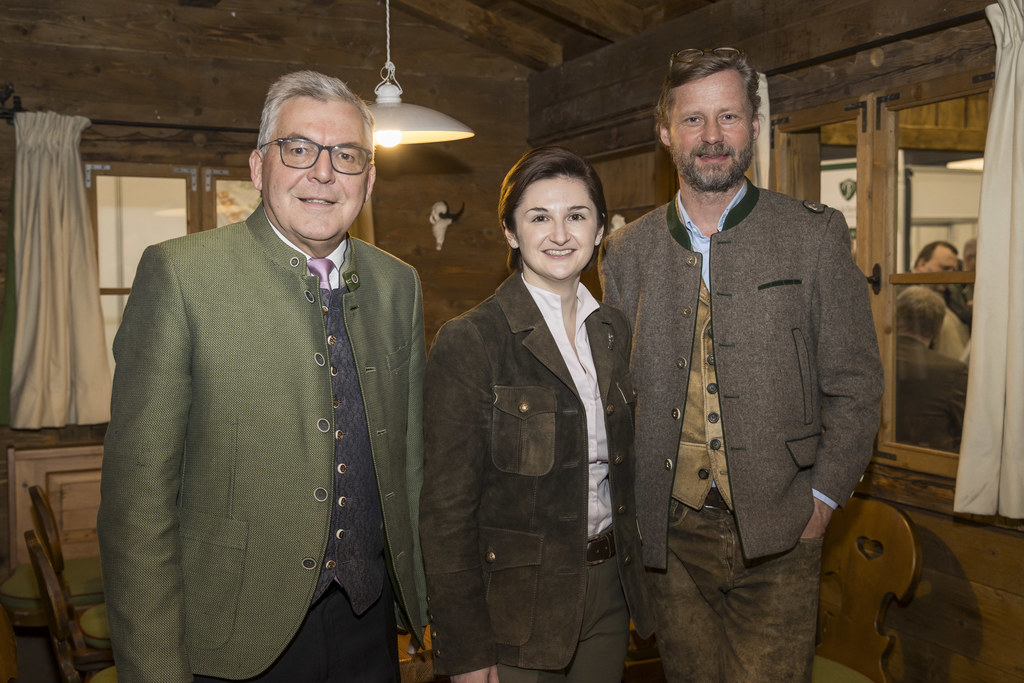 LH-Stv. Marlene Svazek, LR Josef Schwaiger und Salzburgs Landesjägermeister Max Mayr-Melnhof besuchen die Fachmesse „Hohe Jagd“ in der Landeshauptstadt.